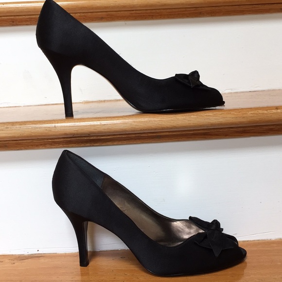 Nina Black satin peeptoe bow front 3.75” heels - Picture 2 of 8